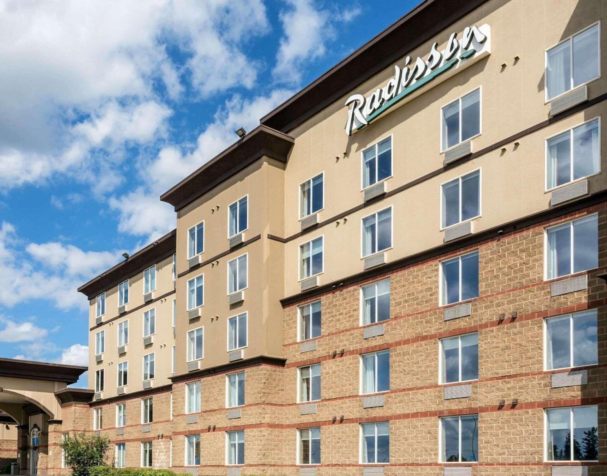 Radisson Hotel & Suites Fort McMurray Exterior foto