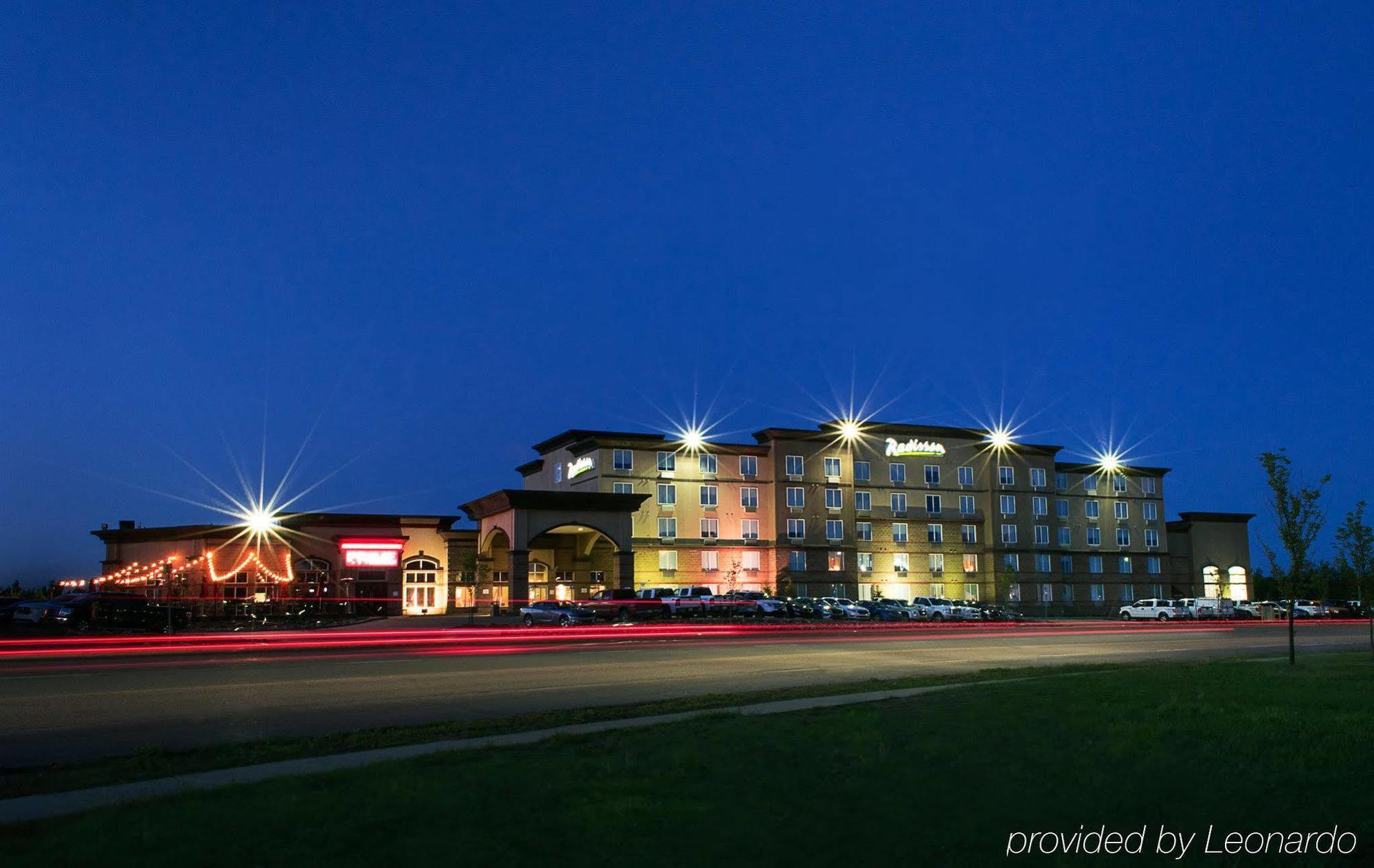 Radisson Hotel & Suites Fort McMurray Exterior foto